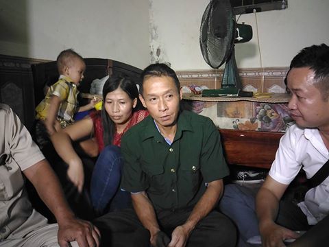 Ông Đinh Ngọc Thạch trở về nhà cùng người thân và đồng đội