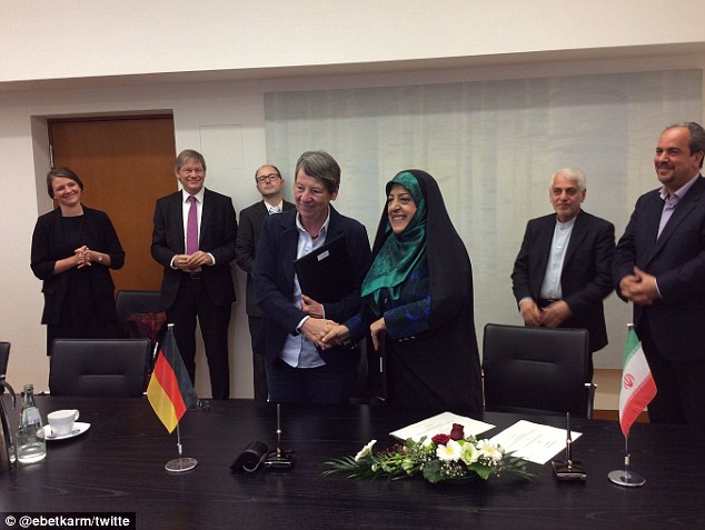 Cái bắt tay tai họa của phó tổng thống Iran