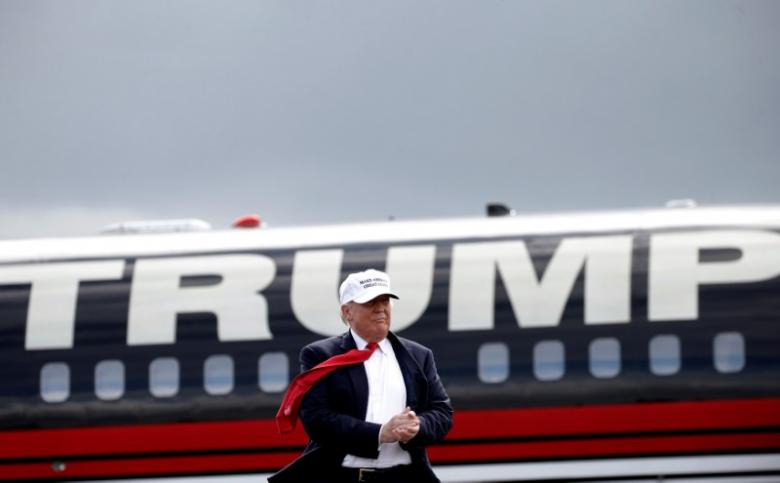 Ông Trump vận động tranh cử ở bang Florida hôm 12-10. Ảnh: REUTERS