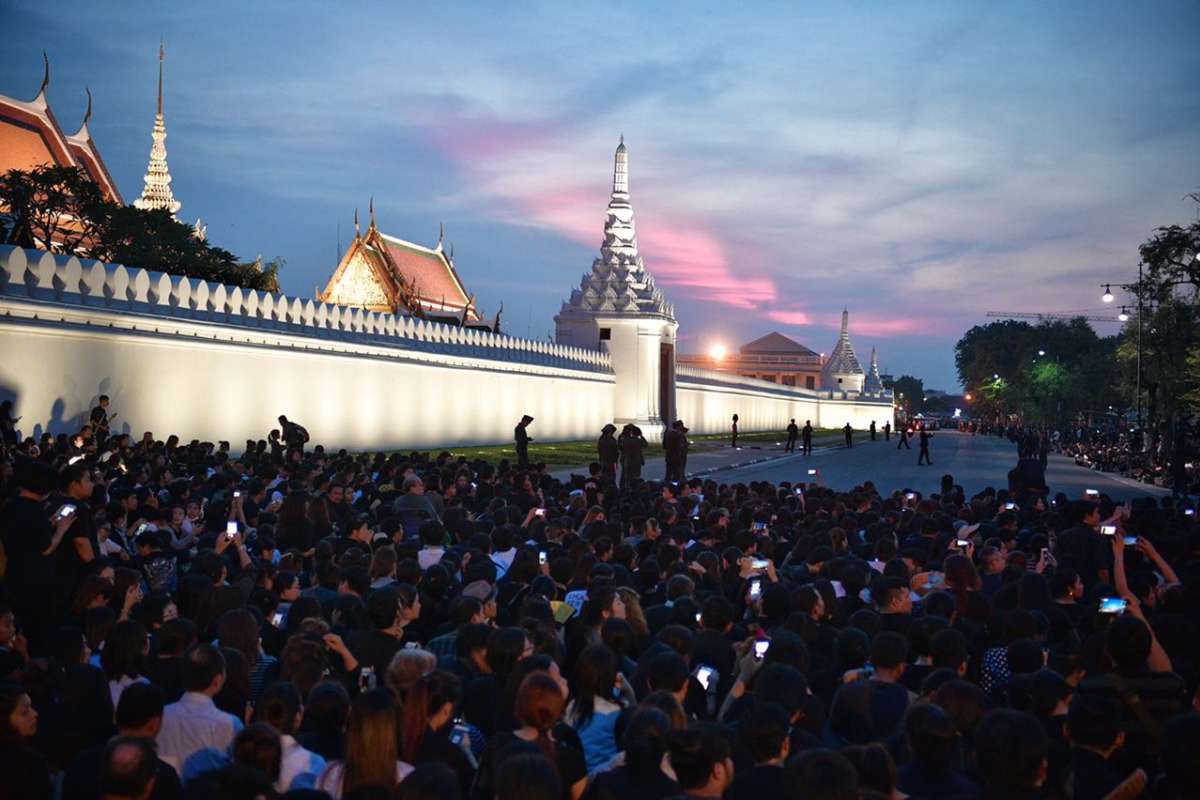 Người dân đứng bên ngoài cung điện chiều tối 15-10. Ảnh: STRAITS TIMES