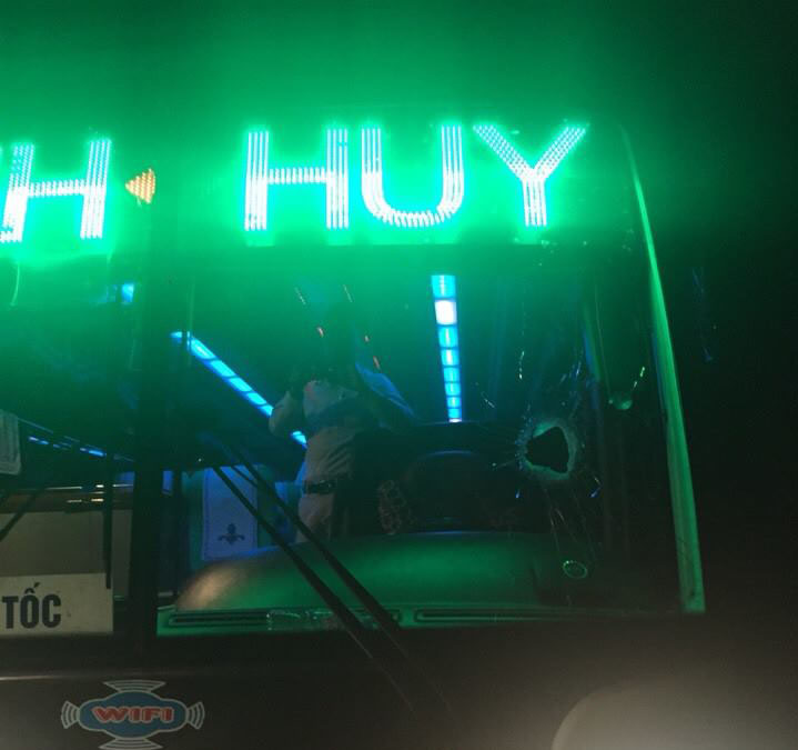 Chiếc xe khách nghi bị ném thủng kính khiến tài xế bị thương - Ảnh: Otofun