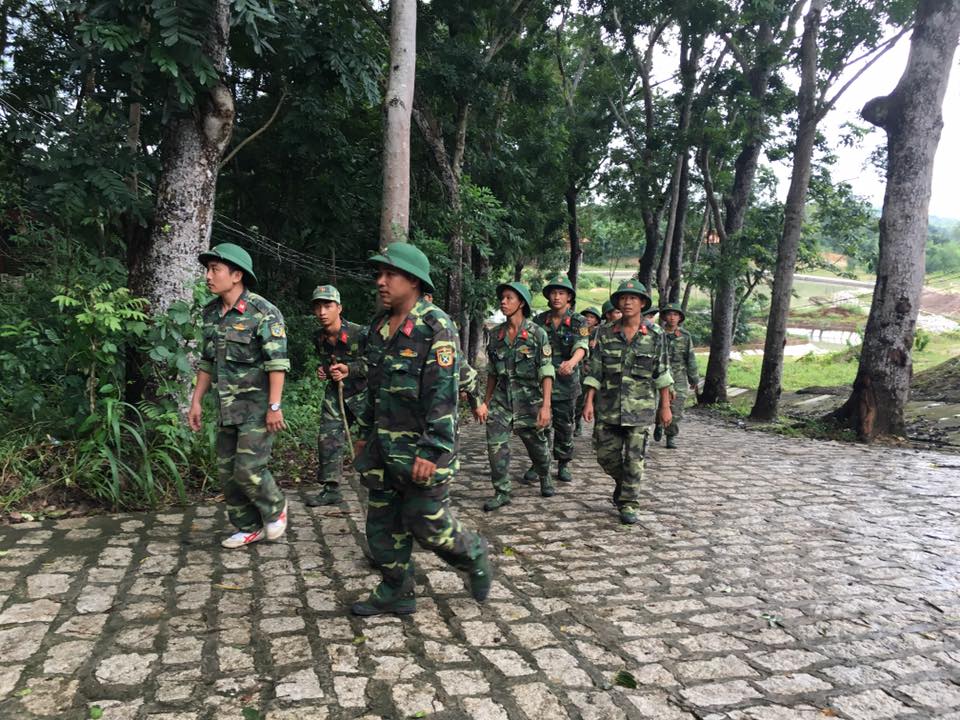 Các chiến sĩ nghỉ ngơi sau một ngày tìm kiếm
