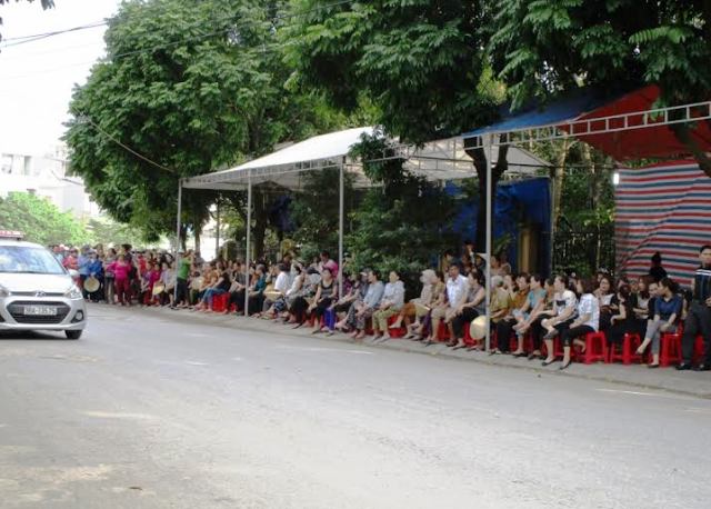 Người dân Thanh Hóa đã có mặt tại đường Trần Oanh gần nhà thượng úy Nguyễn Văn Tùng đề chờ đón thi thể người phi công hy sinh về quê nhà