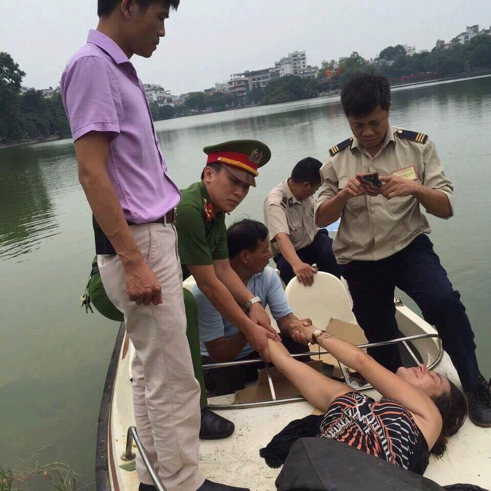 Nữ du khách nước ngoài bơi ra Tháp Rùa múa hát