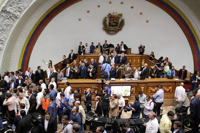 Đòi đưa tổng thống ra tòa, quốc hội Venezuela xô xát