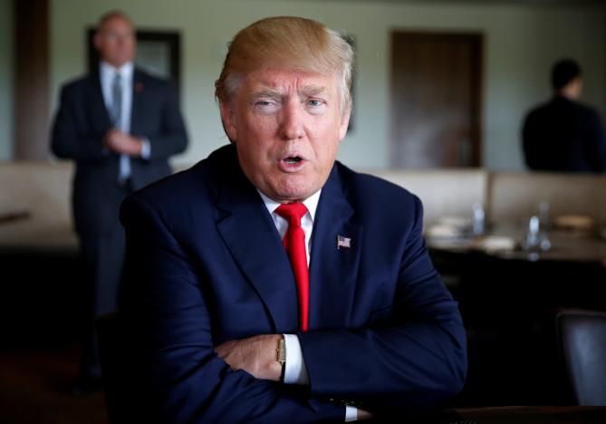 
&Ocirc;ng Donald Trump ph&aacute;t biểu với h&atilde;ng tin Reuters khi &ocirc;ng d&ugrave;ng bữa tối tại c&acirc;u lạc bộ golf Trump National Doral. Ảnh: REUTERS
