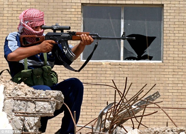 Chưa kịp vung dao, đao phủ IS bị "kẻ bắn tỉa Mosul" triệt hạ