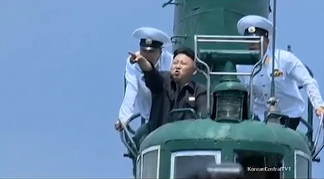 ... và đi tàu ngầm. Ảnh: YOUTUBE