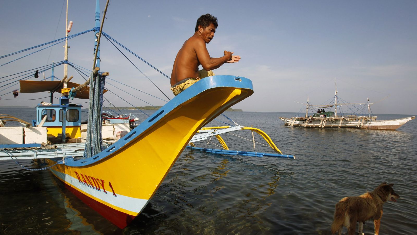 Một ngư dân Philippines vừa trở về từ bãi cạn Scarborough. Ảnh: REUTERS