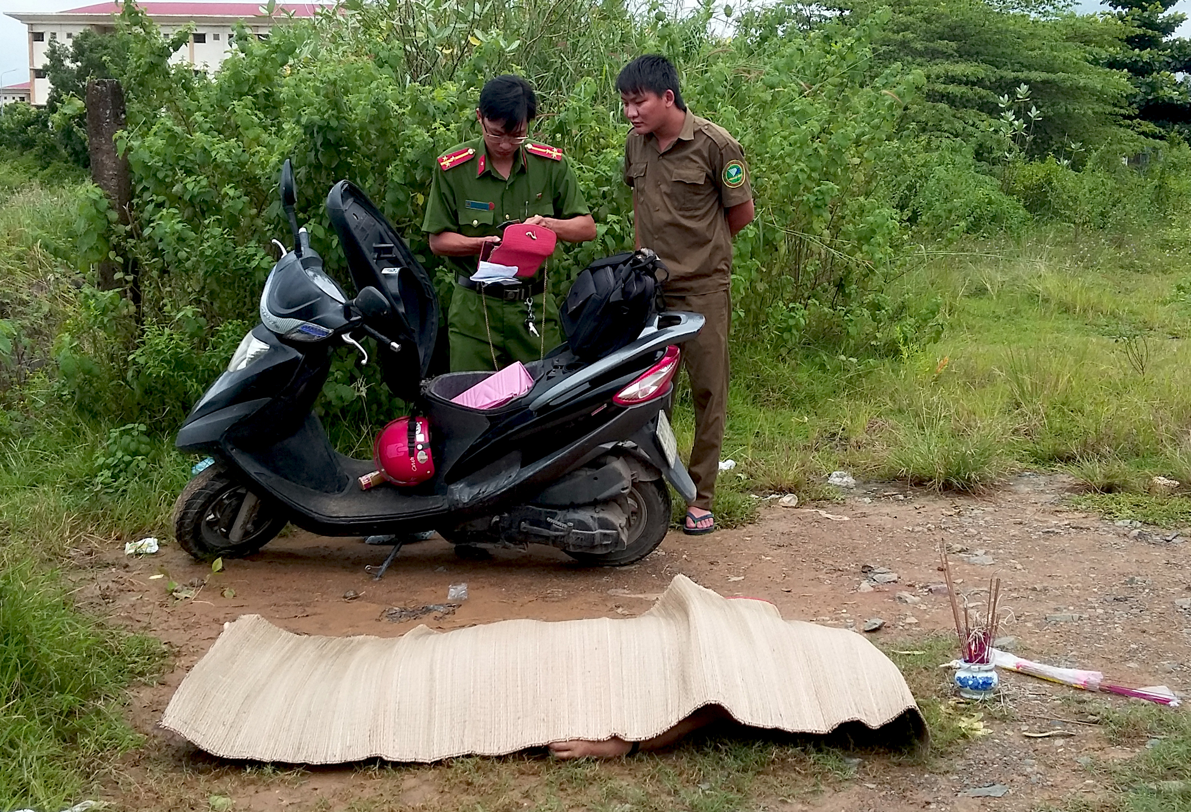 Lực lượng chức năng kh&aacute;m nghiệm hiện trường.