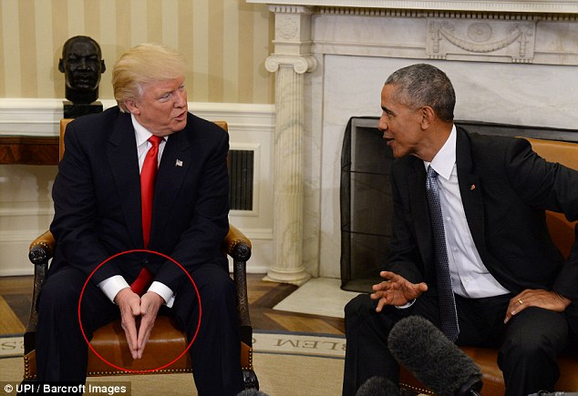 Tư thế để tay không phải của một tổng thống mới đắc cử của ông Trump. Ảnh: UPI, REX