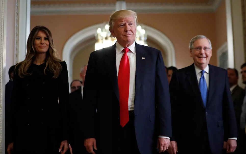 Ông Trump (giữa), phu nhân Melania Trump (trái) và thủ lĩnh phe đa số tại Thượng viện Mitch McConnell sau cuộc họp hôm 10-11 ở Capitol Hill. Ảnh: AP