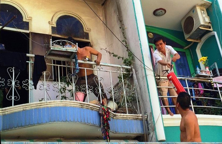 Bé gái bung cửa thoát thân từ ngôi nhà đang bốc cháy