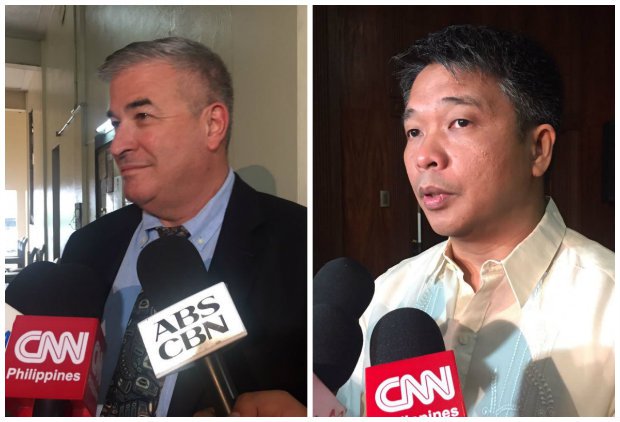 Hai &ocirc;ng Raul Pedrozo (tr&aacute;i) v&agrave; Jay Batongbacal. Ảnh: INQUIRER
