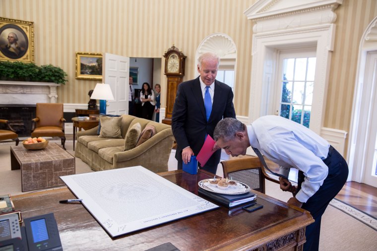 Tổng thống Obama thổi nến tr&ecirc;n b&aacute;nh sinh nhật do &ocirc;ng Biden mang tới Ph&ograve;ng Bầu dục ng&agrave;y 4-8-2016. Ảnh: NH&Agrave; TRẮNG
