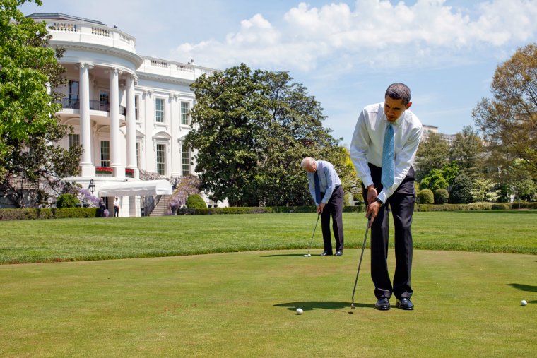 Cặp đ&ocirc;i tập chơi golf tại b&atilde;i cỏ Nh&agrave; Trắng ng&agrave;y 24-4-2009. Ảnh: NH&Agrave; TRẮNG