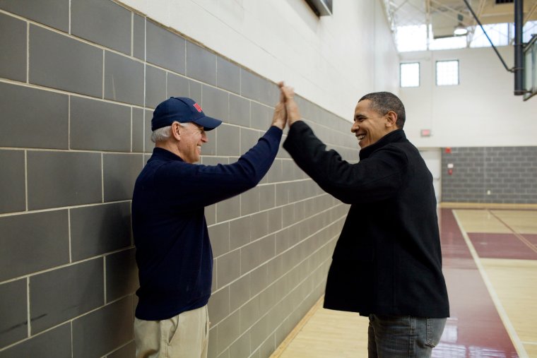 &Ocirc;ng Obama vui vẻ đập tay với &ocirc;ng Biden khi xem hai &aacute;i nữ của 2 người Sasha Obama v&agrave; Biden Maisy chơi b&oacute;ng rổ ở bang Maryland ng&agrave;y 27-2-2-10. Ảnh: NH&Agrave; TRẮNG