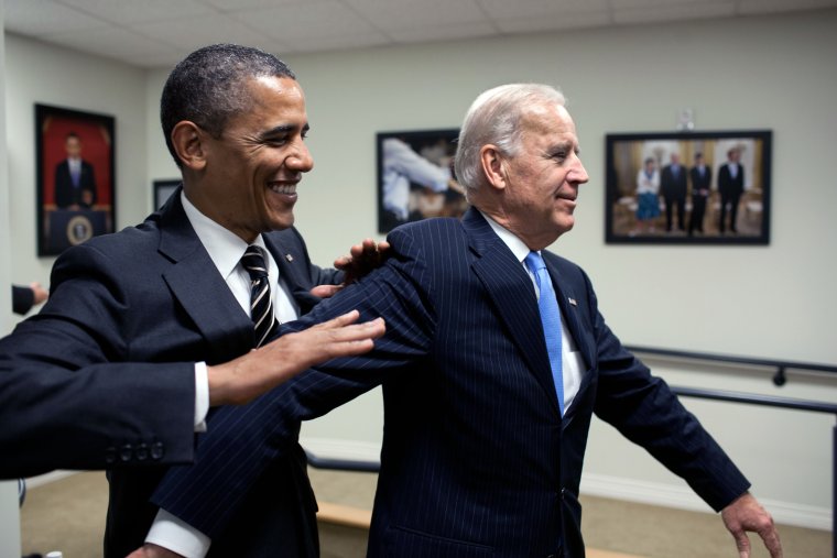 Tổng thống Obama đ&ugrave;a giỡn với cấp ph&oacute; trong hậu trường trước khi k&yacute; Luật Chứng kho&aacute;n ng&agrave;y 4-4-2012. Ảnh: NH&Agrave; TRẮNG