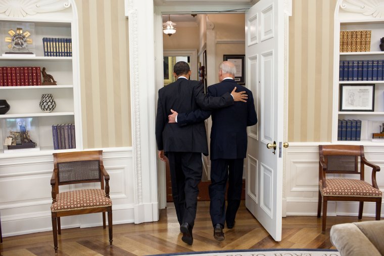 Bức ảnh chụp ng&agrave;y 4-5-2011. Hai &ocirc;ng Obama v&agrave; Biden b&aacute; vai đi ăn trưa ở Ph&ograve;ng Bầu dục. Ảnh: NH&Agrave; TRẮNG