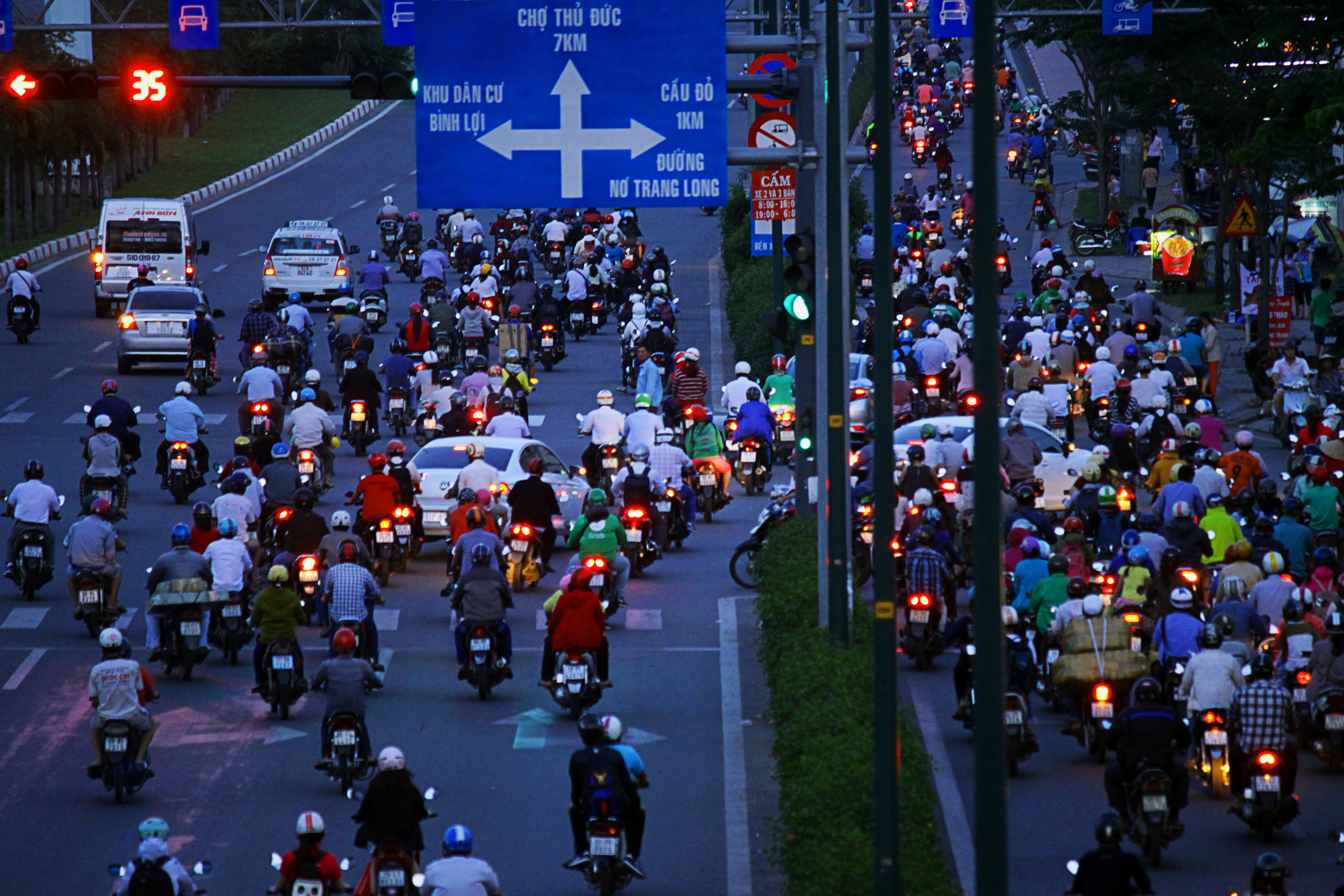 Khoảng 17 giờ 30 chiều 18-11, xe m&aacute;y chạy t&aacute;n loạn tất cả l&agrave;n đường tại giao lộ Nguyễn X&iacute; - Phạm Văn Đồng.