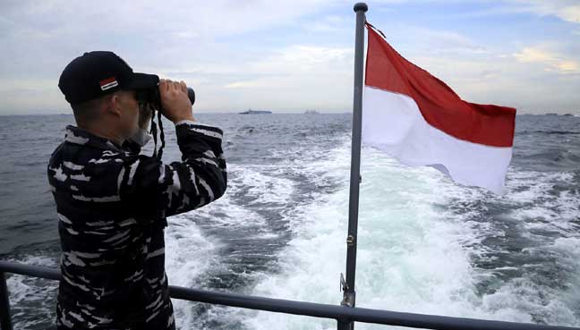 Thuyền Indonesia chìm sau khi va chạm tàu treo cờ Việt Nam