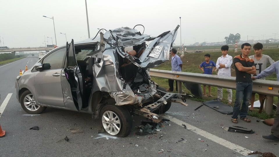 Chiếc xe Toyota Innova bị hư hỏng nặng sau vụ tai nạn - Ảnh: Otofun