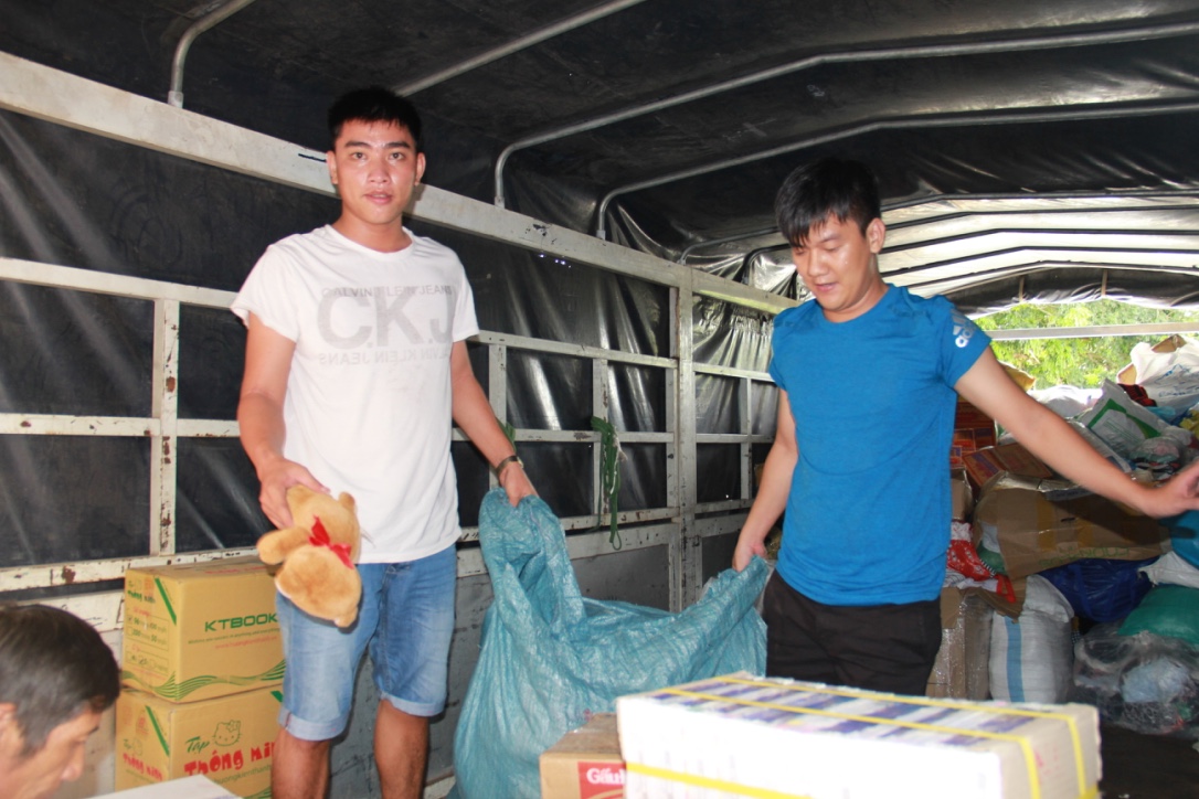 Đoàn công tác khẩn trương vận chuyển lương thực và nhu yếu phẩm cứu trợ cho bà con vùng lũ