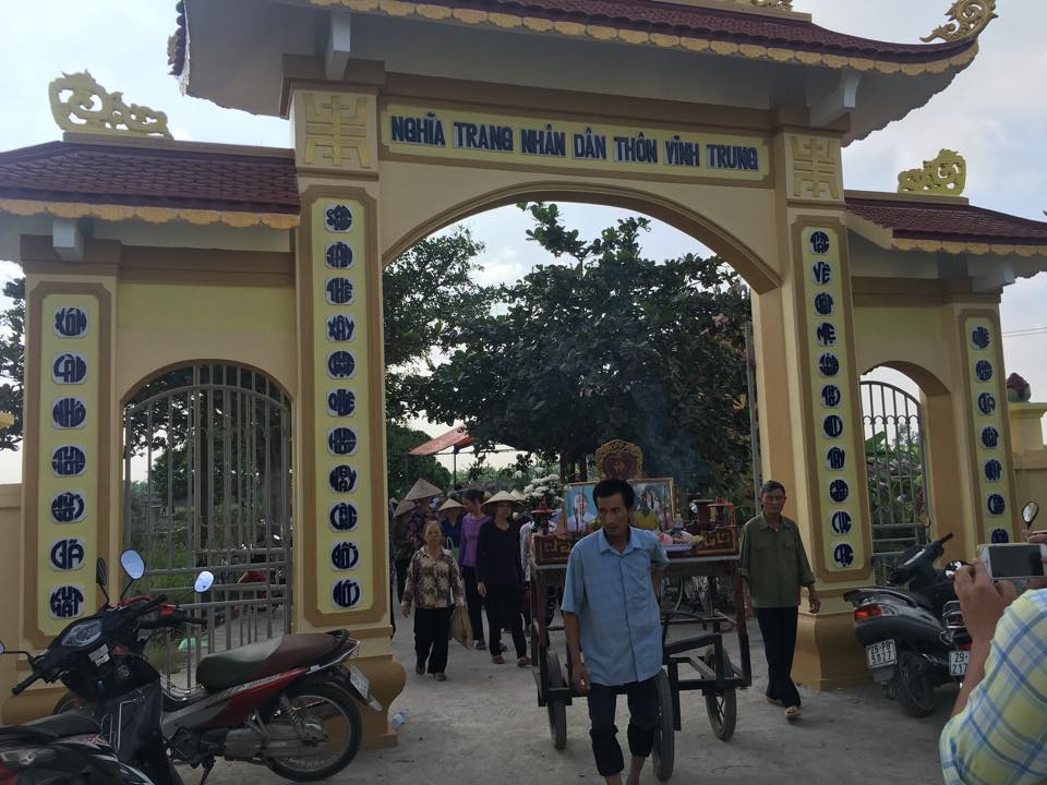 
Nhiều người d&acirc;n l&agrave;ng Vĩnh Trung tới tiễn đưa 2 ch&aacute;u b&eacute;
