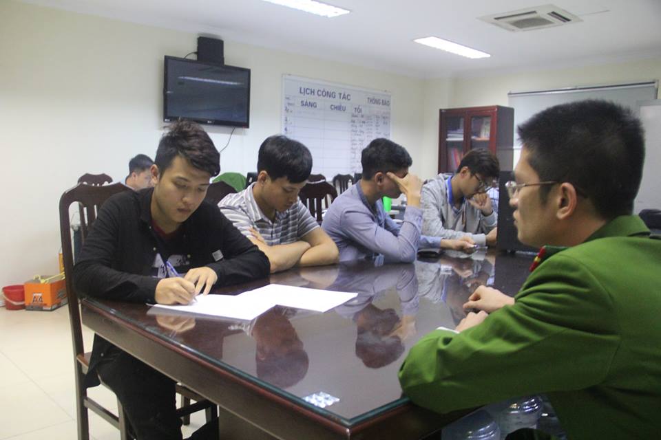 Nhóm thanh niên làm việc với Cơ quan Công an điều tra TP Hà Nội- Ảnh:CTV