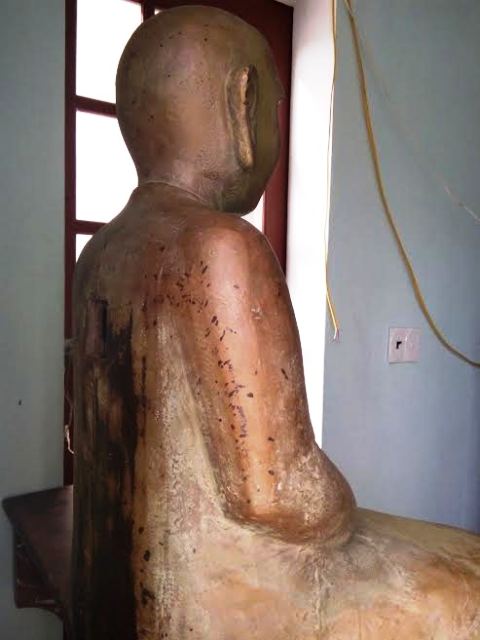 Hông và phía sau của bức tượng
