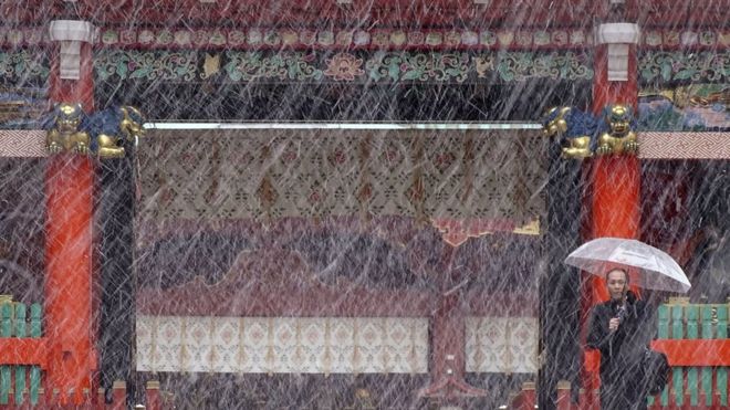 Cư dân địa phương bất ngờ vì tuyết rơi sớm hơn thường lệ. Ảnh: REUTERS, AP