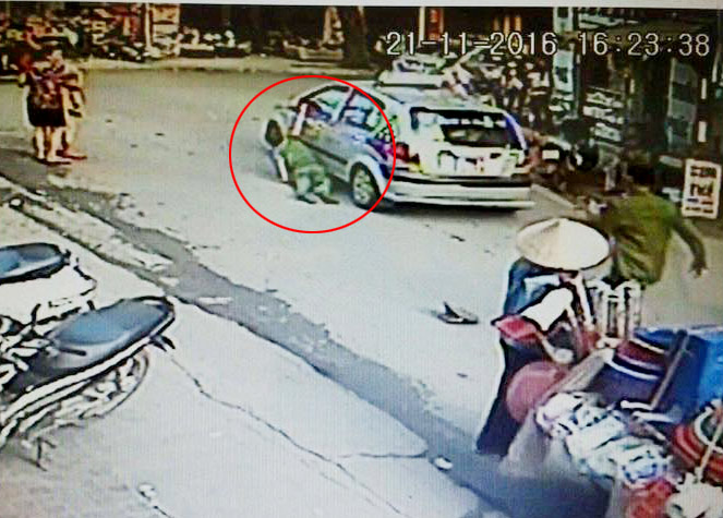 Bắt tài xế taxi kéo lê cảnh sát trên đường