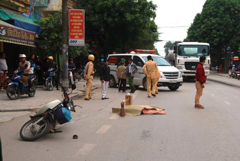 Chồng chết lặng nhìn thi thể vợ bị xe tải cán