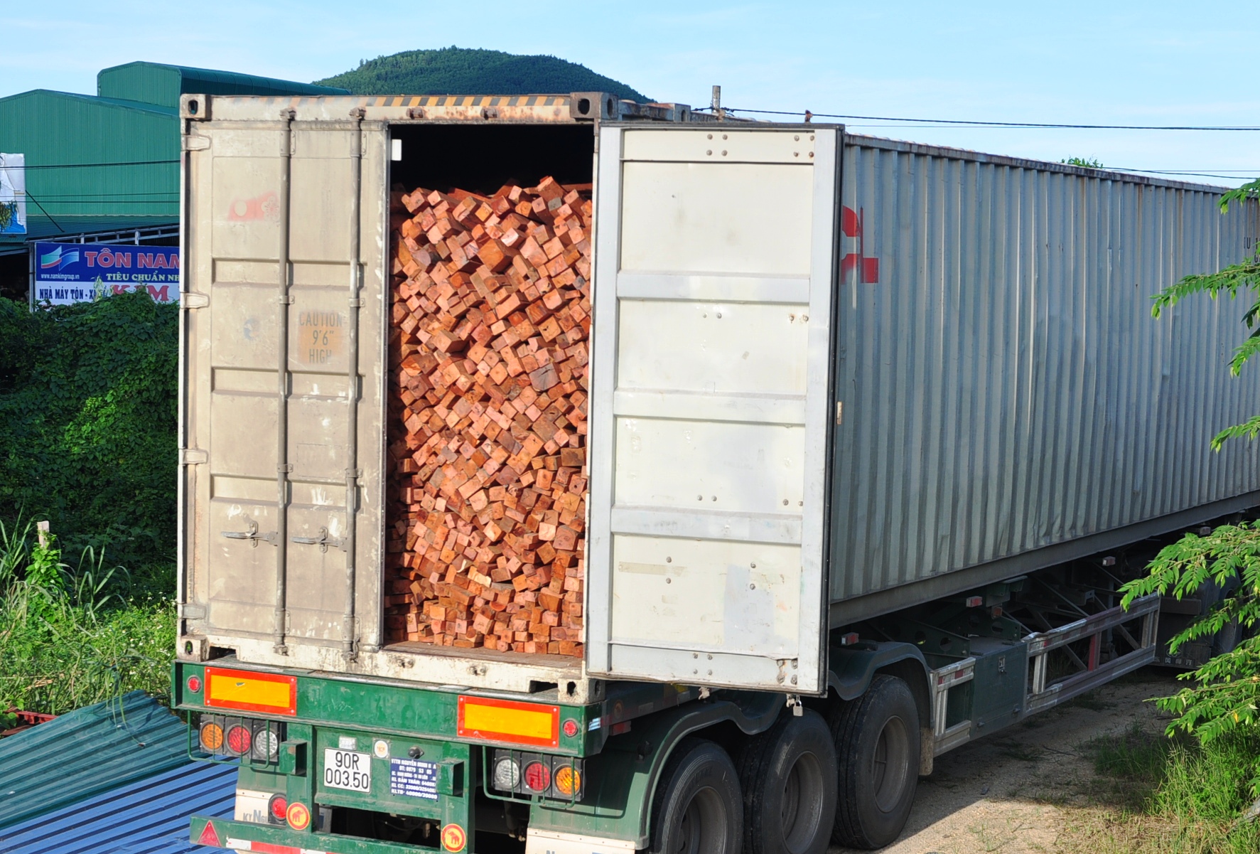 Xe container chở hơn 40 tấn gỗ hương bị tạm giữ tại Hạt kiểm lâm huyện Đức Phổ, Quảng Ngãi. Ảnh: Tử Trực