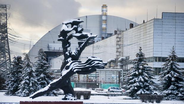 
V&ograve;m th&eacute;p bao phủ l&ograve; phản ứng ở Chernobyl. Ảnh: AP, DAILY MIRROR
