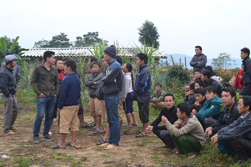 Người dân thôn Tà Ngảo bàng hoàng khi biết sự việc - Ảnh: Gia Phan