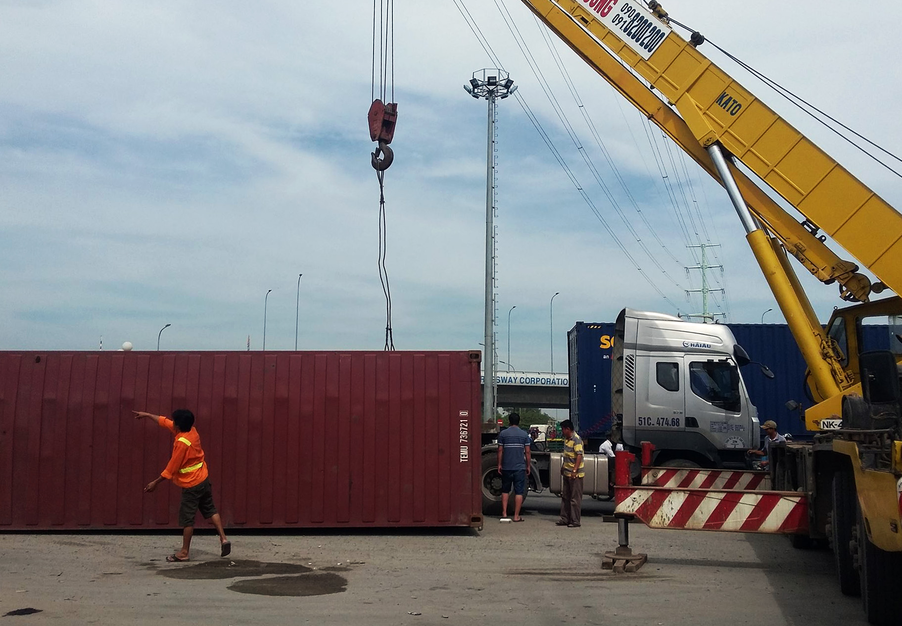 Thùng container rơi, vòng xoay Phú Hữu náo loạn
