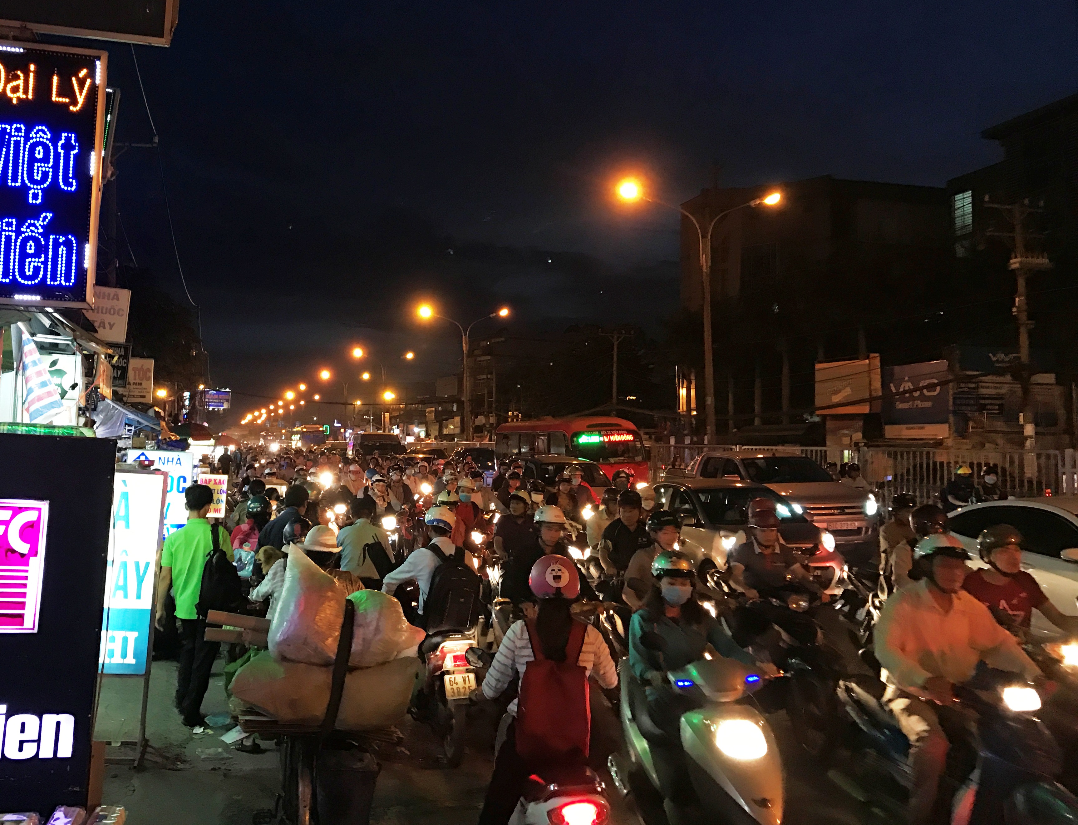 Cầu Ông Dầu thắt cổ chai, Quốc lộ 13 kẹt cứng