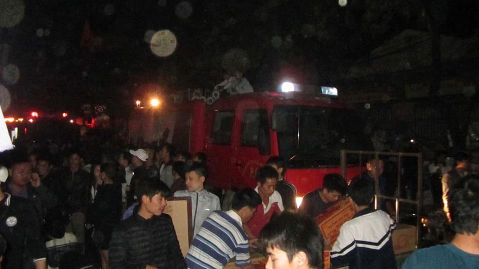 Người dân chuyển đồ đạc ra bên ngoài đề phòng cháy lan