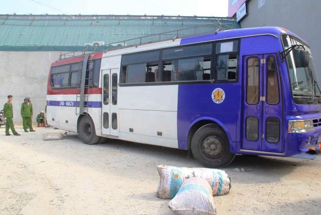 Thấy công an, xe khách ném 10 bao tải thực phẩm bẩn phi tang