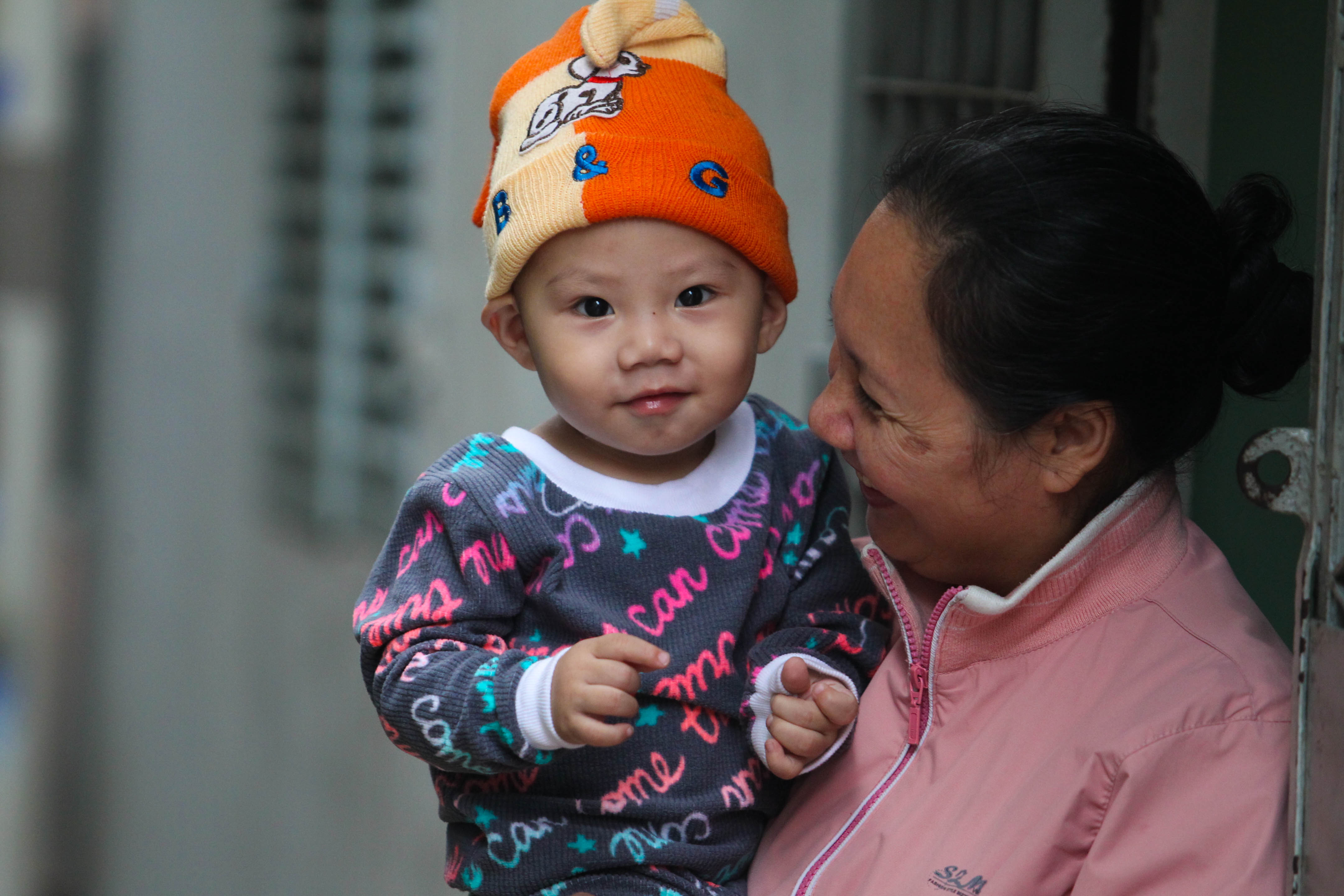 Bà cháu cùng làm dáng với áo ấm trước khi ra đường