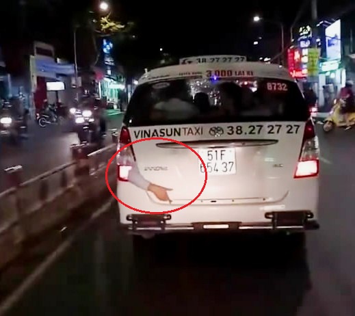 Rùng mình cánh tay còn cử động… lòi khỏi đuôi xe taxi