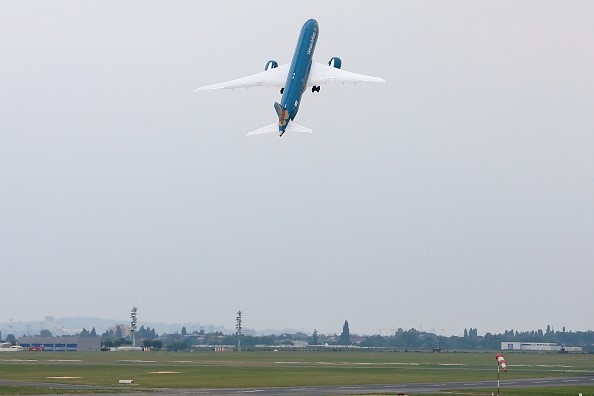 Ngày 15 đến 21-6-2015, siêu máy bay Boeing 787-9 Dreamliner trình diễn cất cánh gần như thẳng đứng tại Triển lãm hàng không Paris lần thứ 51 tổ chức ở sân bay Le Bourget (Pháp)