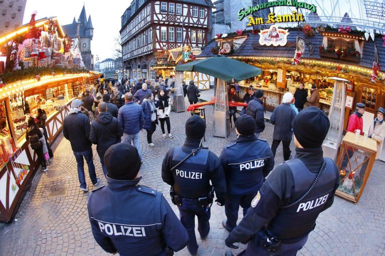 Cảnh s&aacute;t tuần tra chợ Gi&aacute;ng sinh ở TP Frankfurt. Ảnh: AP