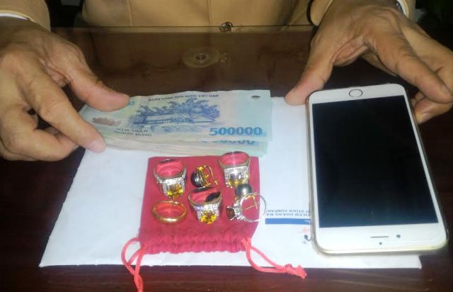 
Số t&agrave;i sản m&agrave; &ocirc;ng L&atilde; Hải Kh&aacute;nh đ&aacute;nh rơi khi đi v&atilde;n cảnh ở Thanh H&oacute;a
