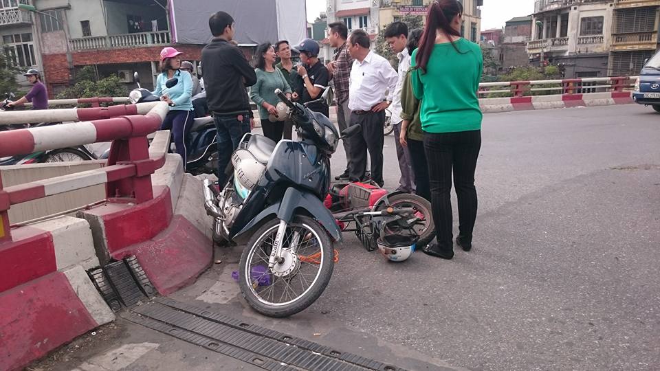 Hiện trường va chạm giữa chiếc xe máy và chiếc xe đạp điện ở sát thành cầu Chương Dương - Ảnh: CTV