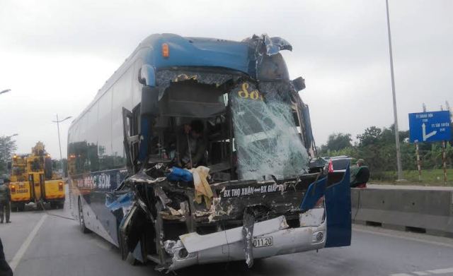 Chiếc xe khách nát bét đầu sau khi tông vào xe đầu kéo