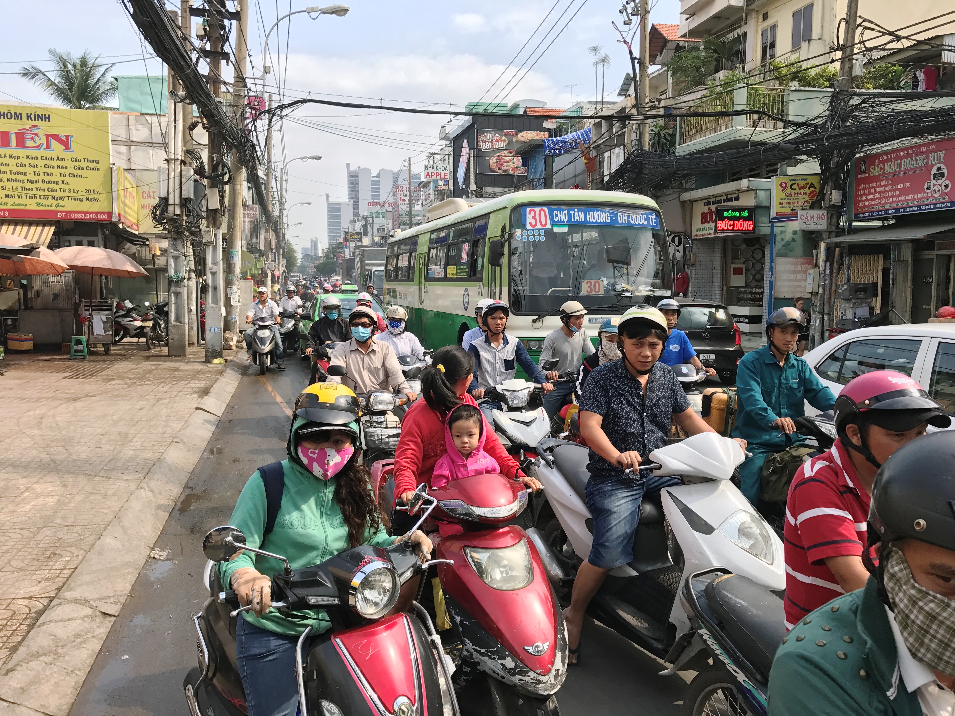 Do nhiều người đến hiện trường theo dõi khiến giao thông trên đường Cách Mạng Tháng Tám bị ùn ứ cục bộ