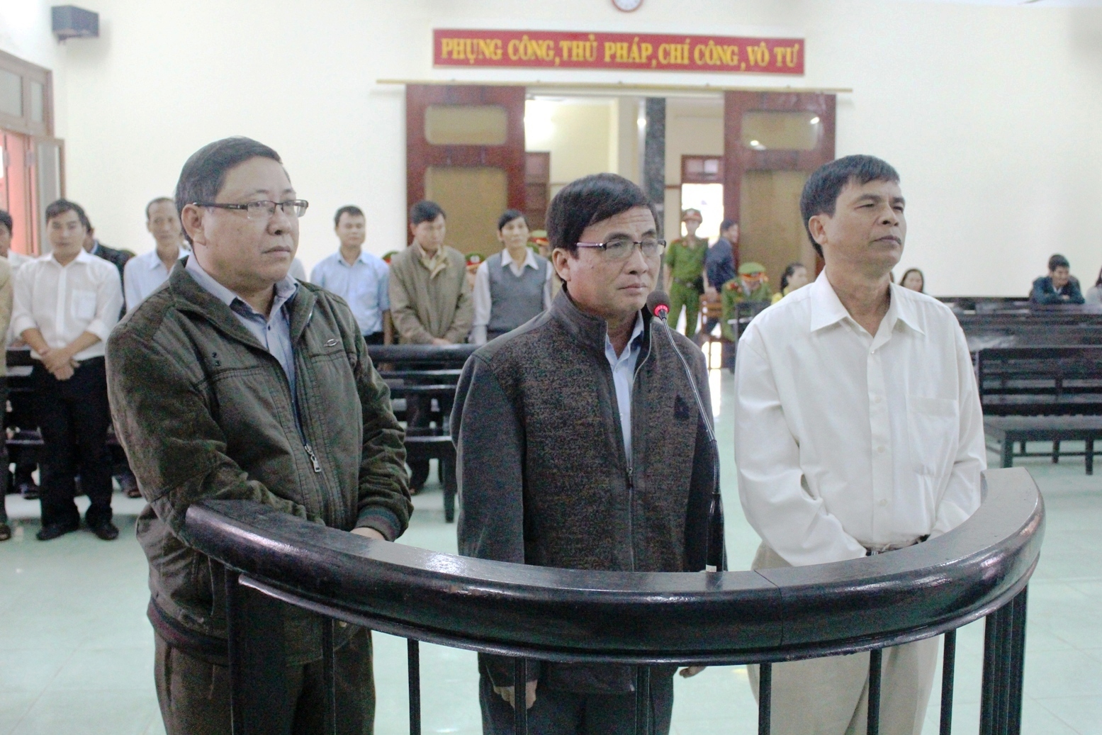 Vụ hàng loạt quan huyện làm trái: Kháng nghị tăng án rồi lại rút