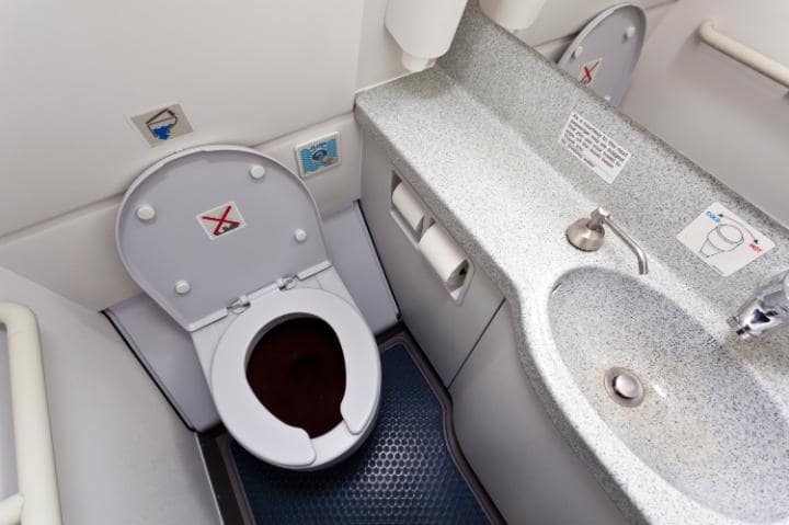 Nhiều trường hợp nh&agrave; vệ sinh tr&ecirc;n m&aacute;y bay gặp vấn đề khiến h&agrave;nh kh&aacute;ch dở kh&oacute;c dở cười. Ảnh: ALAMY